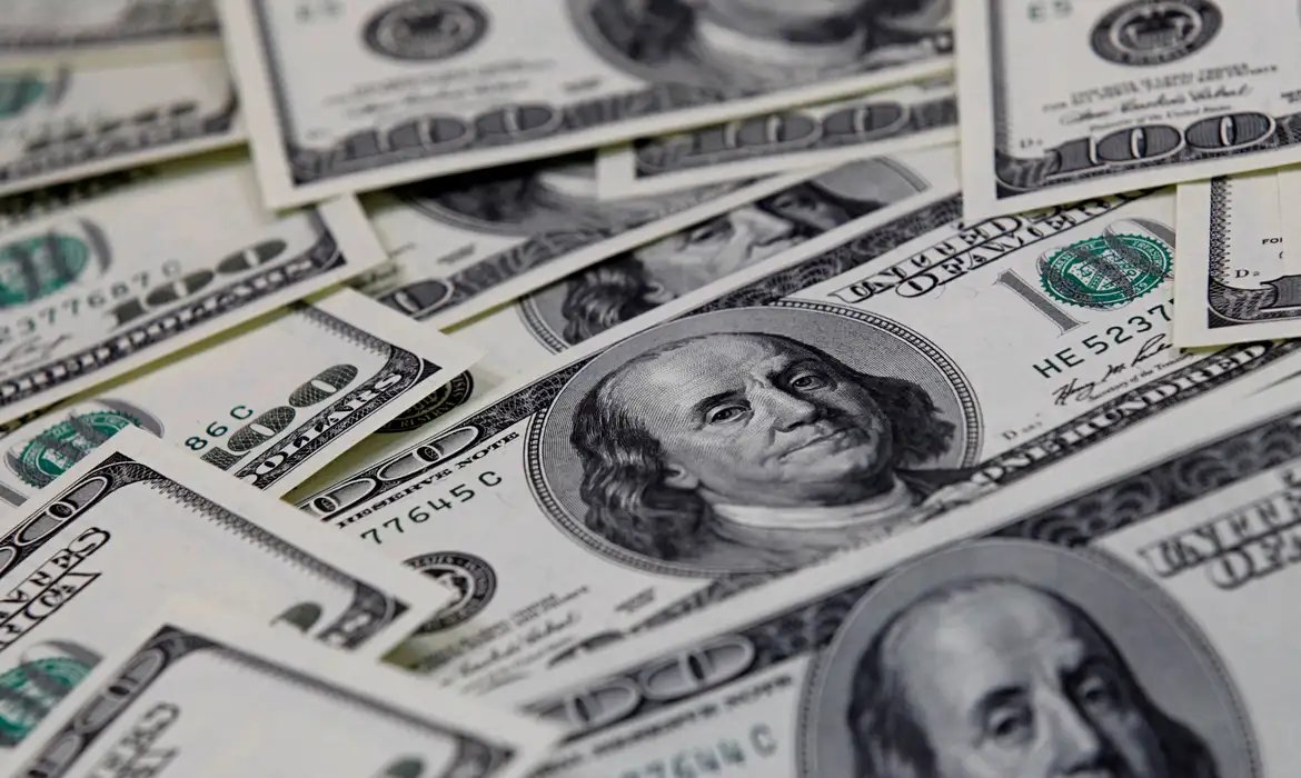 Dólar cai para R$ 4,98, e bolsa sobe em dia de alívio