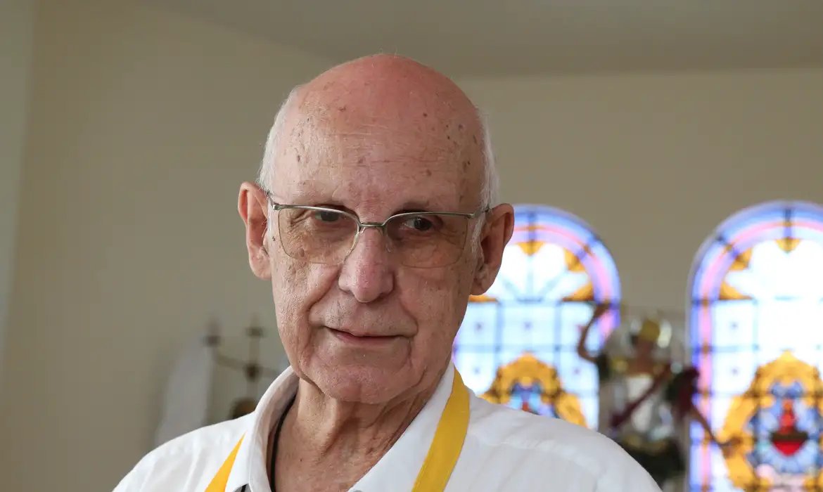 Igreja determina que padre Júlio pare de transmitir missas na internet