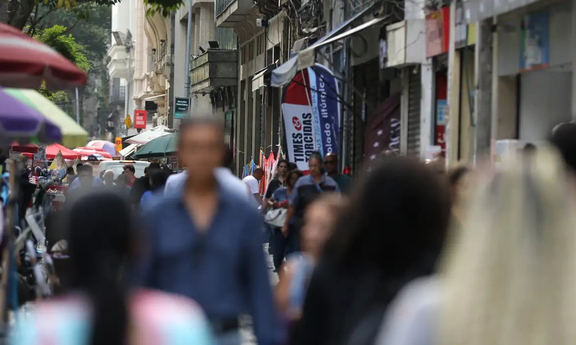 Taxa de desemprego de pretos é 55% maior que a de brancos, revela IBGE