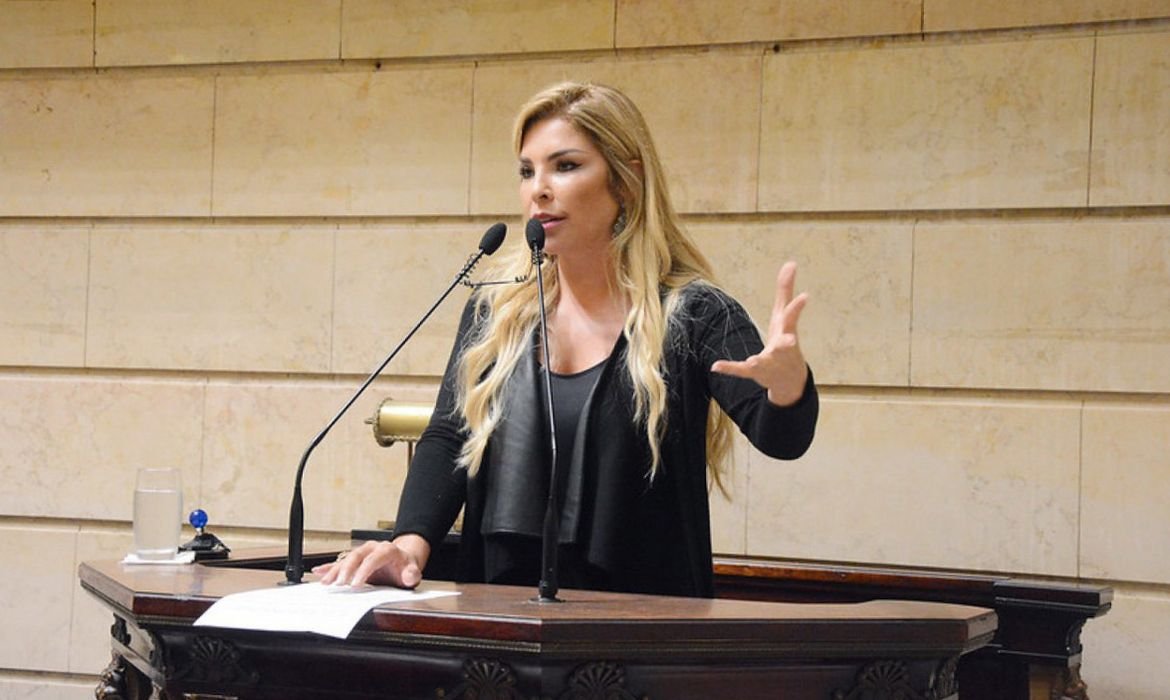 Polícia prende ex-vereadora Veronica Costa, condenada por tortura 