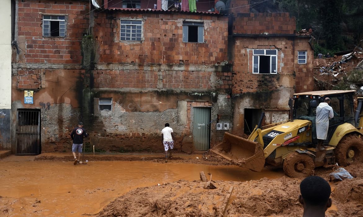 Inmet emite alerta de grande perigo para chuvas intensas em Minas