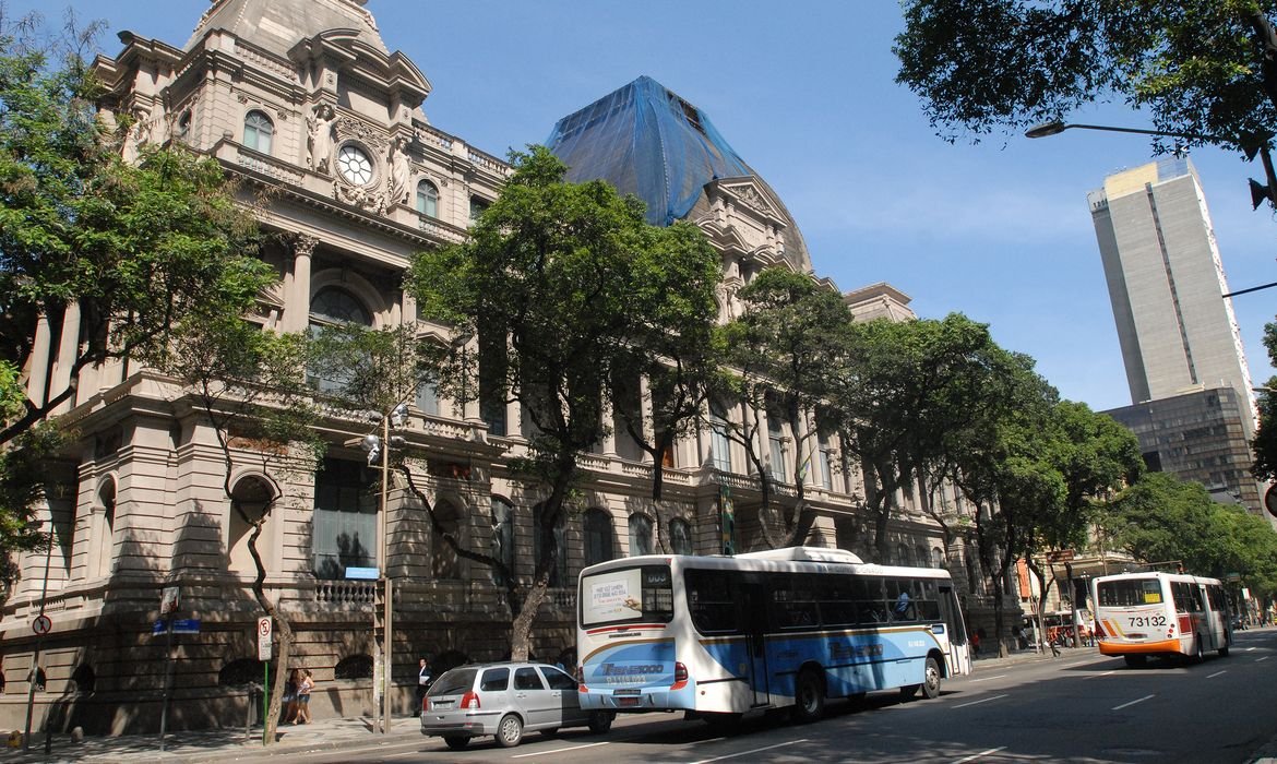 MNBA inaugura exposição que transforma tapumes em galeria a céu aberto