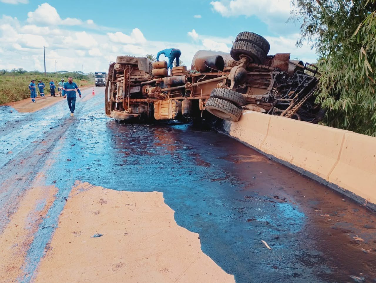 Moradores racionam água há 4 dias após caminhão com piche tombar e contaminar rio em Colniza (MT)