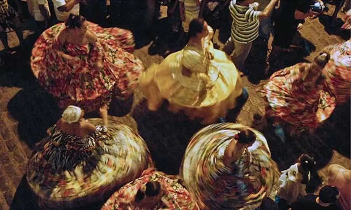 Tradicional cortejo dos tambores silenciosos ganha as ruas de Olinda