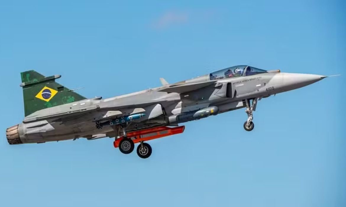 Lula batiza primeiro caça Gripen produzido no Brasil