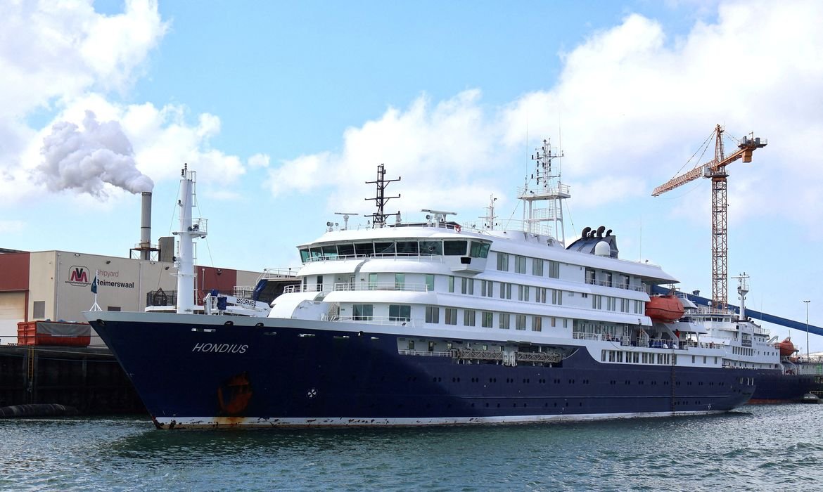 Capitão de navio com surto de hantavírus deixa a embarcação