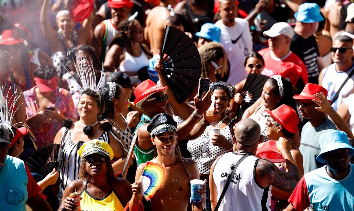 Ativistas denunciam \'blackface\' em fantasias de carnaval