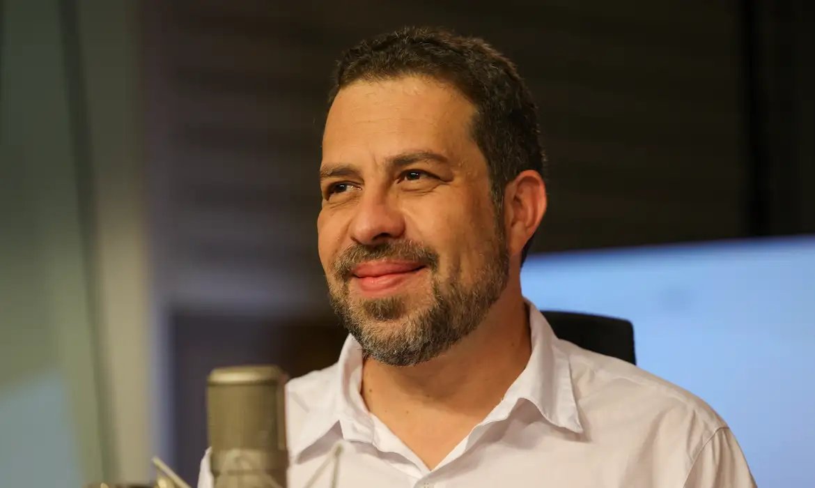 Na Mesa com Datena recebe o ministro Guilherme Boulos nesta terça