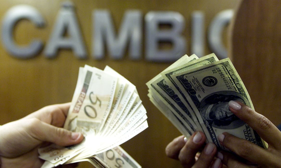 Dólar cai e fecha abaixo de R$ 5, após recuo de Trump no Irã