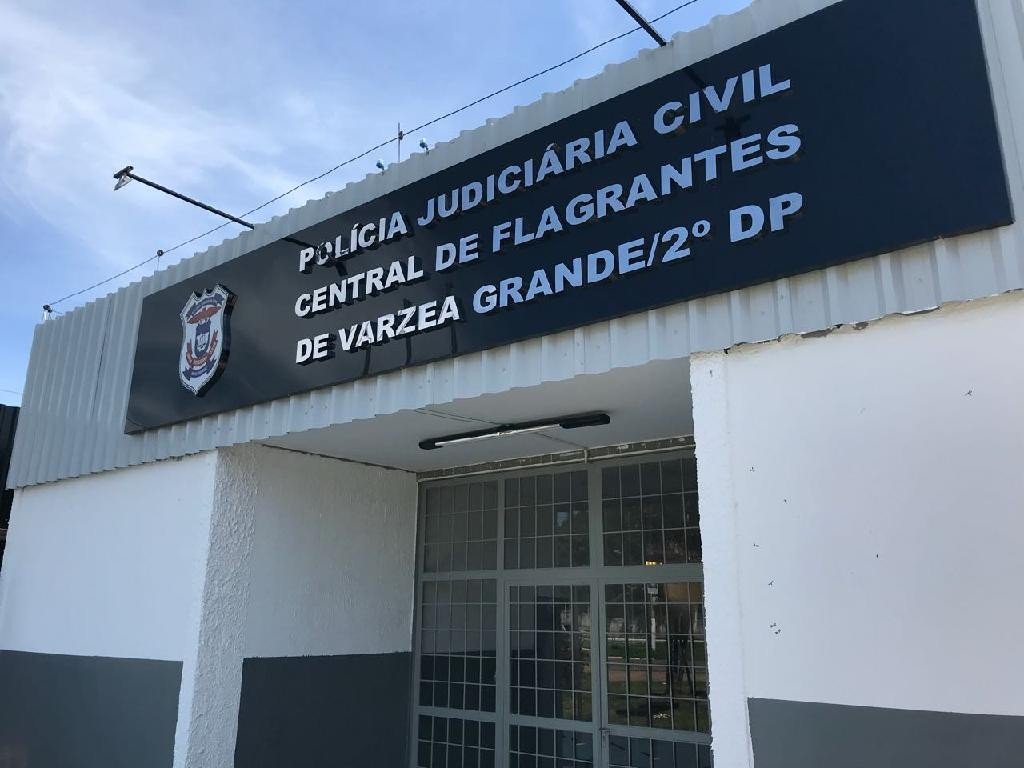 Homem com tornozeleira eletrônica é preso depois de invadir casa e praticar atos obscenos em frente a crianças em MT