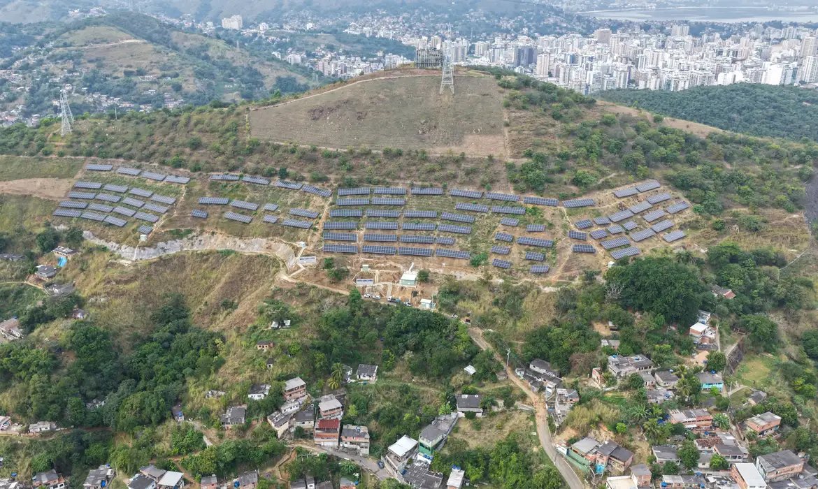 Usina solar em comunidade de Niterói gera energia para 19 creches