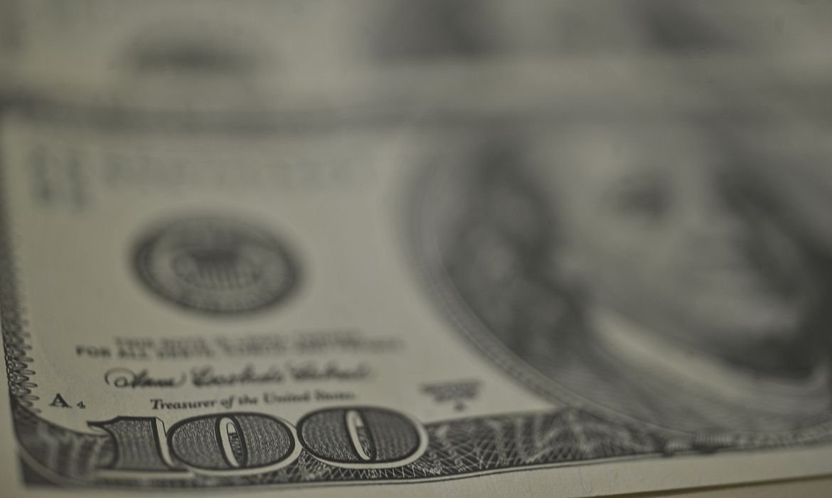 Dólar recua, bolsa cai e petróleo dispara com tensão no Oriente Médio