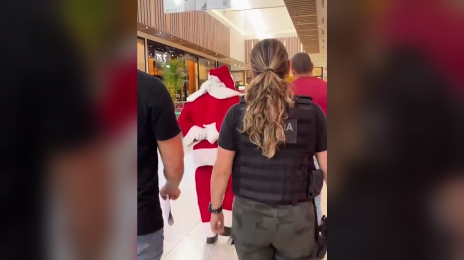 Homem vestido de Papai Noel em shopping é preso por estupro de vulnerável em SC; VÍDEO