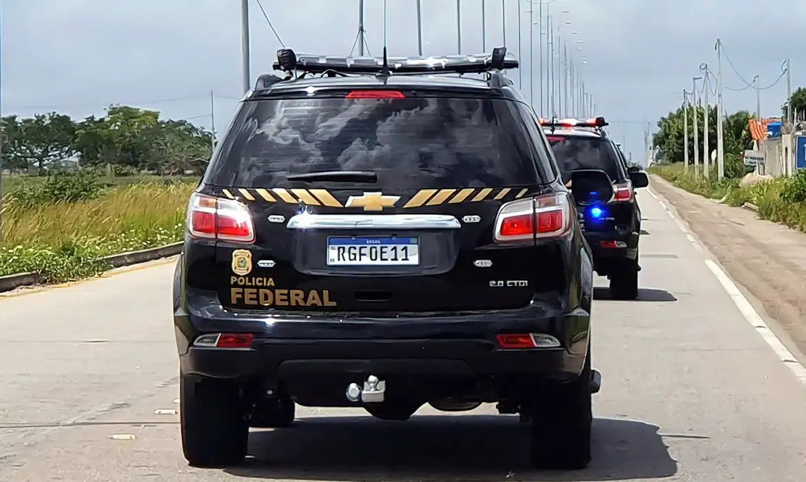 PF prende policiais militares envolvidos com grupos criminosos no Rio
