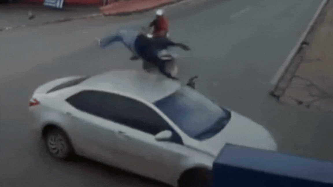 Jovem é arremessado de moto e para em cima de carro após batida em MT; VÍDEO