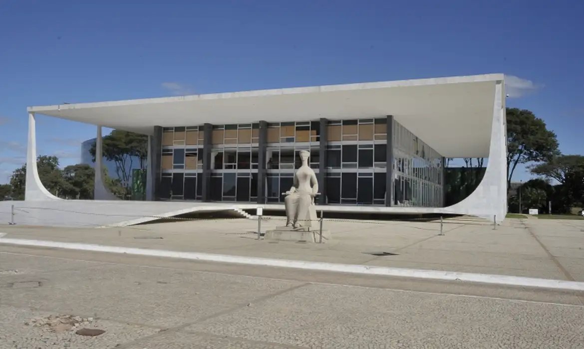 Bolsonaro diz ao STF que não está proibido de manter arma em casa 