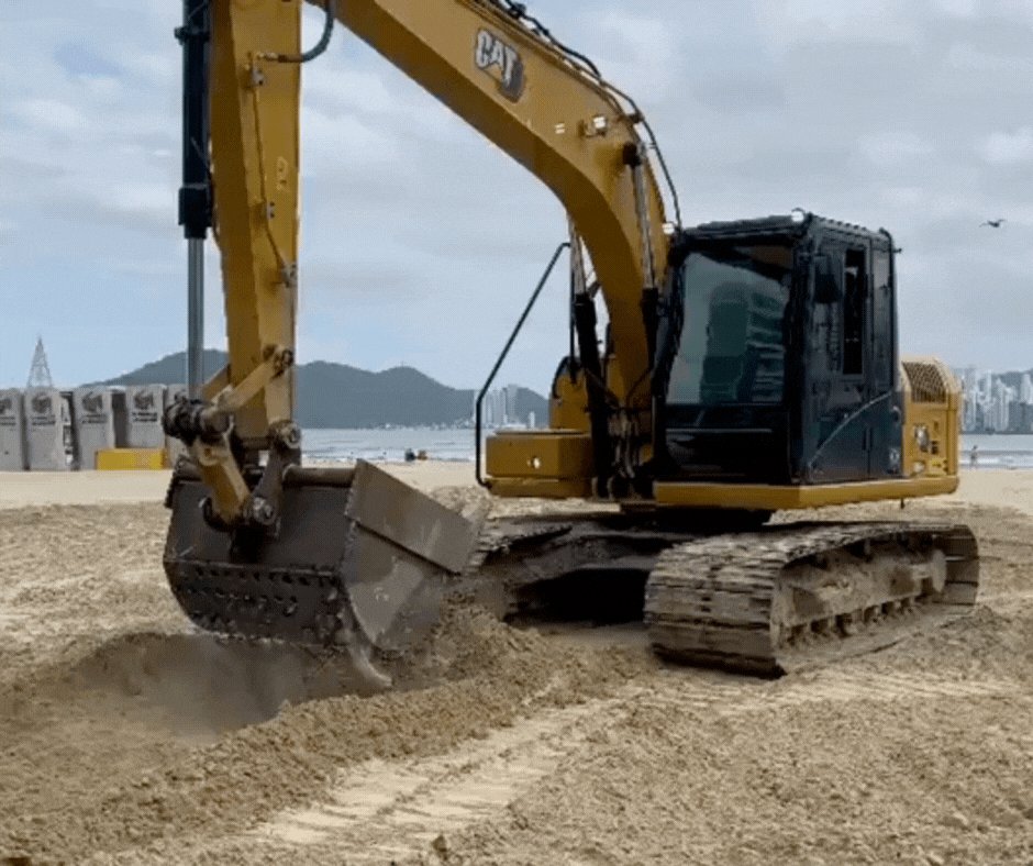 De trator a concha: Vídeos mostram peneiramento da areia de praia alargada em Balneário Camboriú
