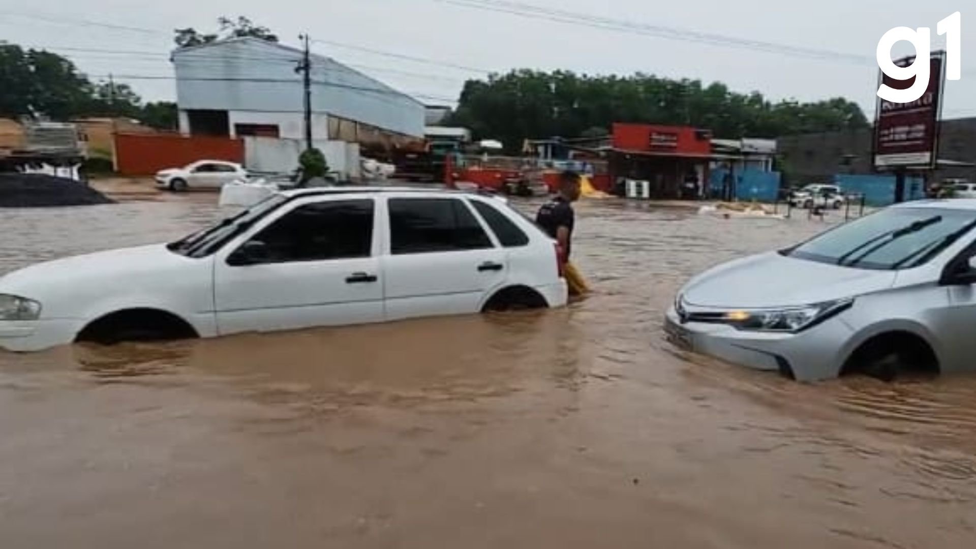 Carros ficam ilhados após Cuiabá registrar 104 pontos de alagamento após chuvas