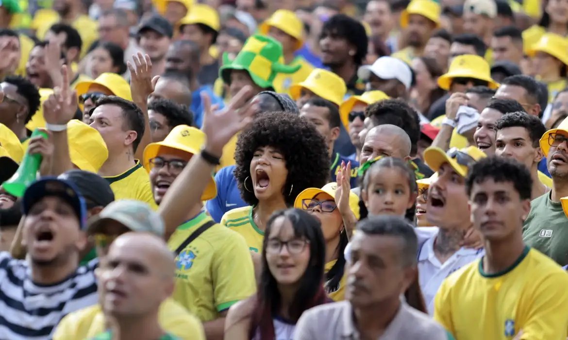 Torcedores se reúnem no centro de SP para assistir ao jogo do Brasil