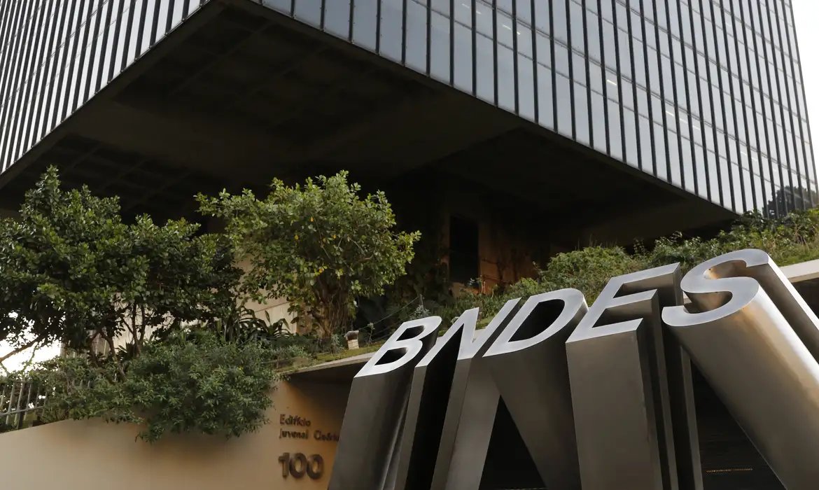 BNDES abre financiamento para transporte de carga e passageiros