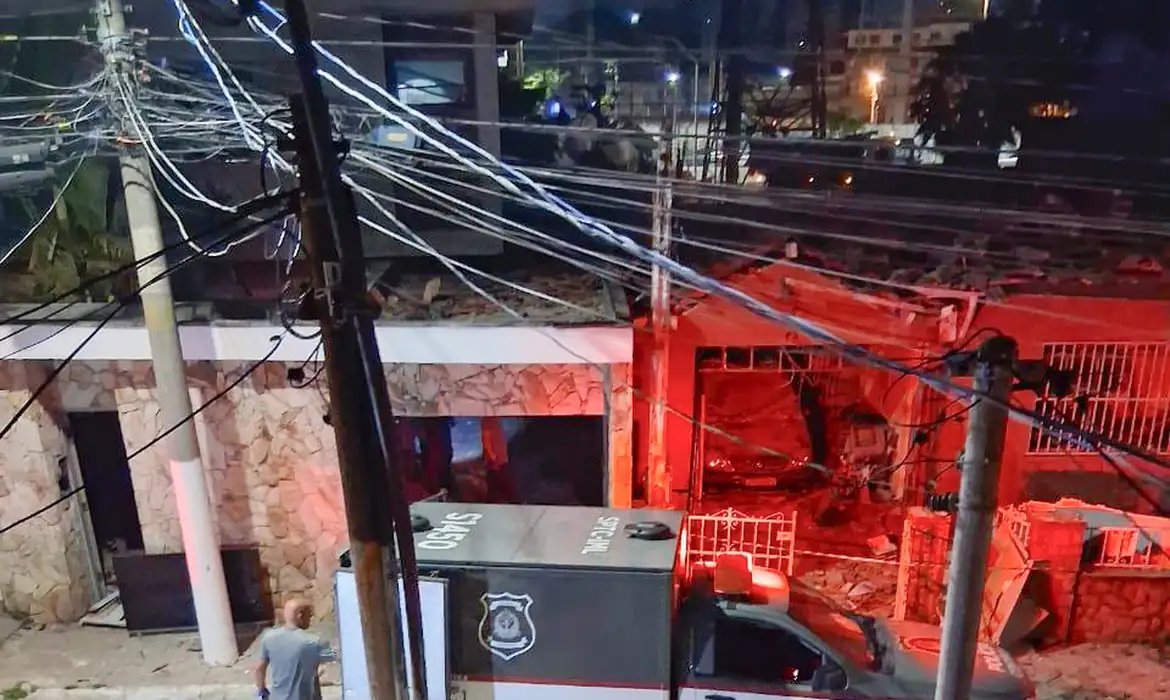 Explosão de galpão com fogos de artifício mata uma pessoa em São Paulo