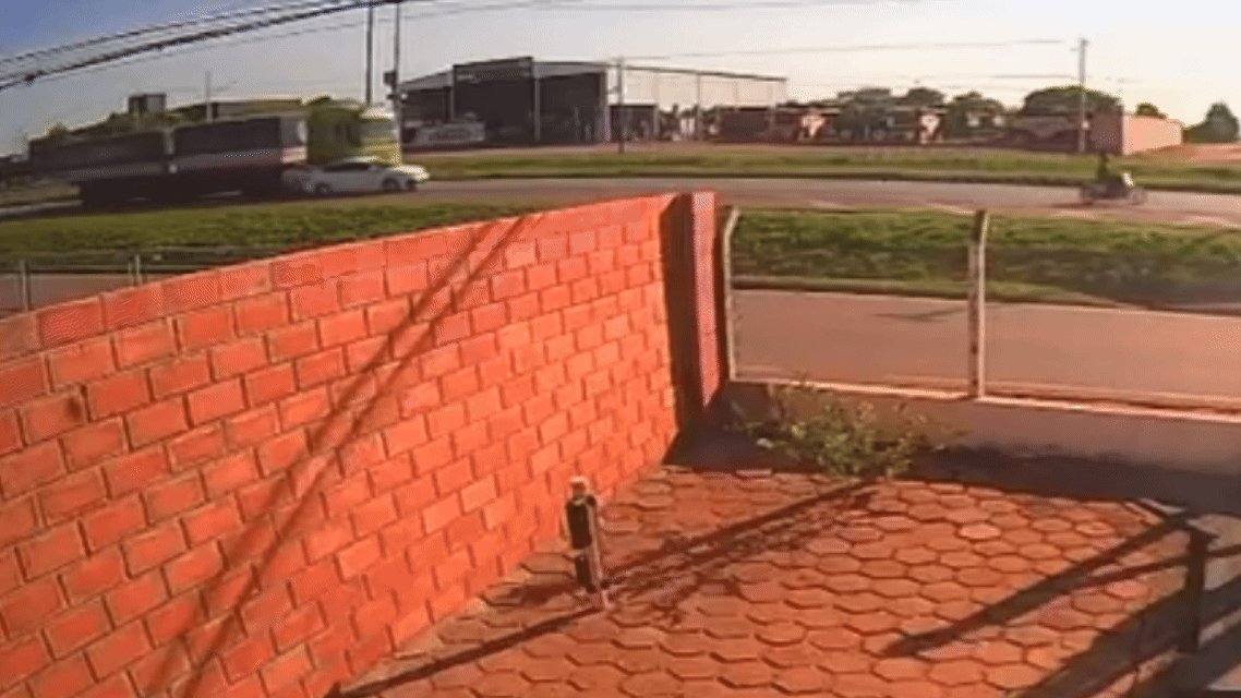 VÍDEO: carro perde controle ao passar ao lado de carreta e é arrastado em MT