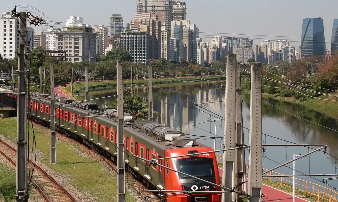 Greve de trens em SP causa congestionamento de mais de 2 mil km 
