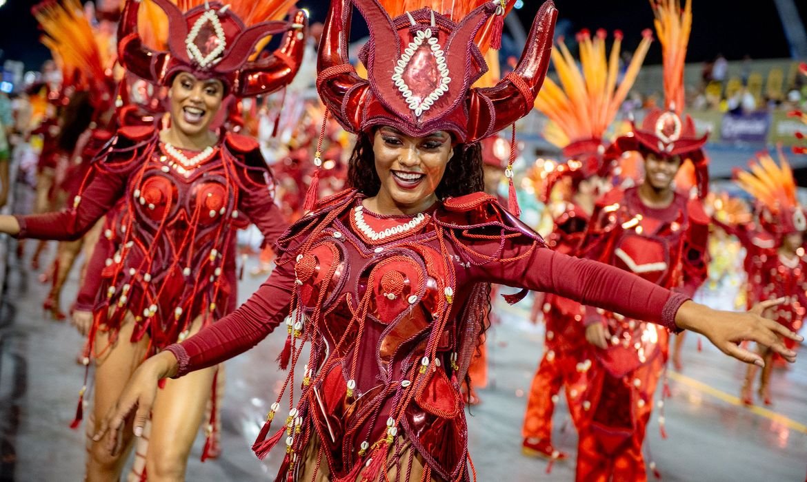 Primeira noite de desfile das escolas de SP celebra figuras femininas