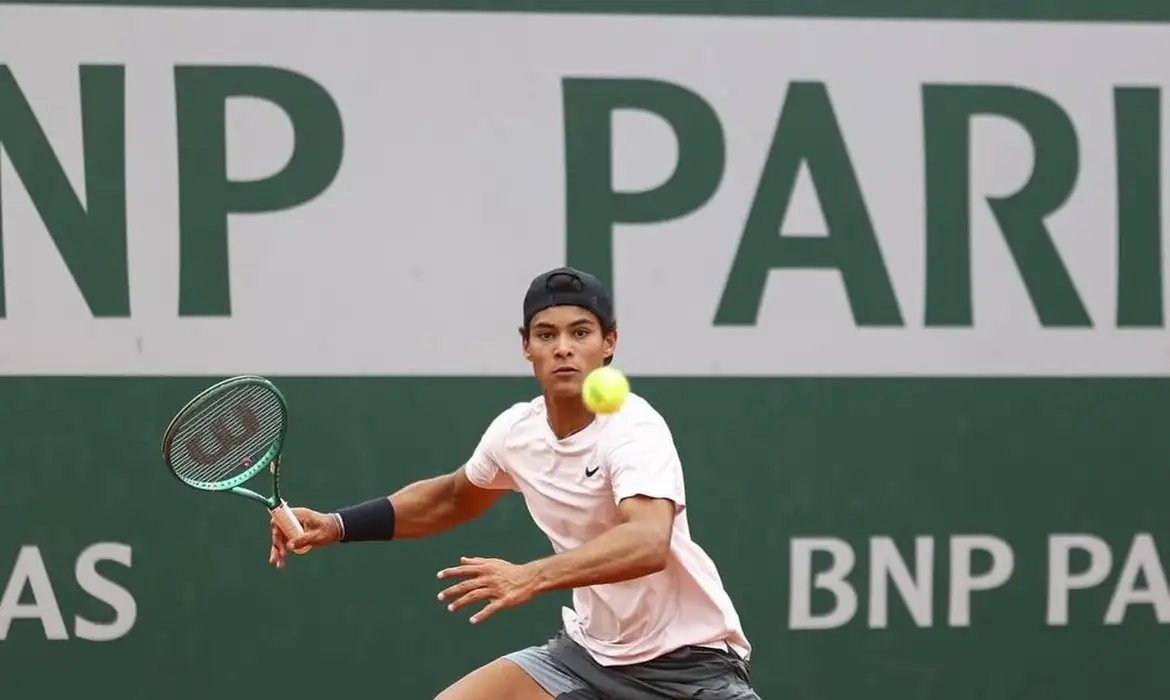 Roland Garros: Luis Guto Miguel bate compatriota e vai à final juvenil