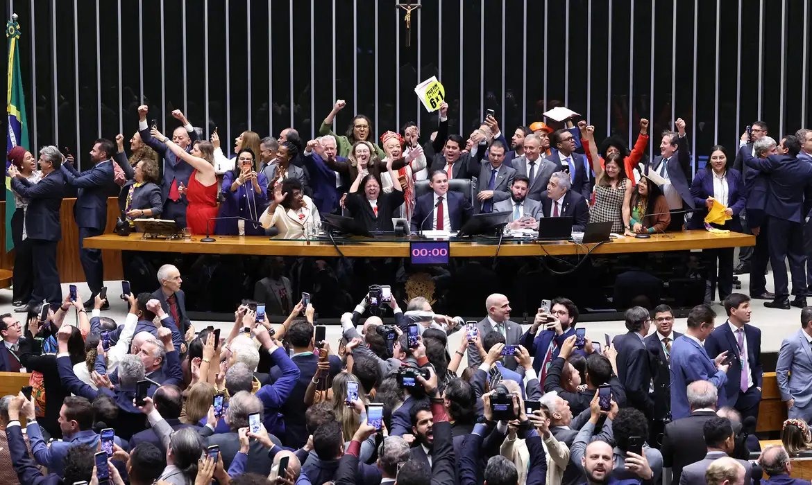 Saiba como votaram os deputados na PEC que acaba com a escala 6x1