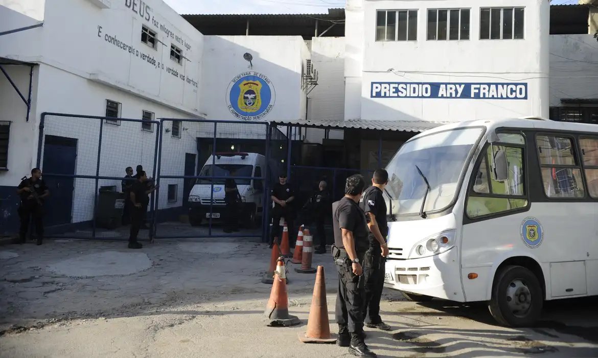 Sistema carcerário transfere bilhões em custos para famílias de presos