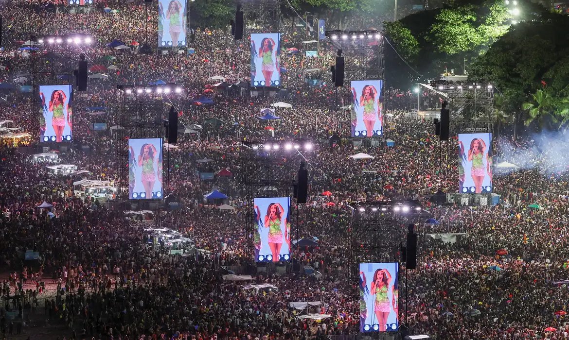 Mais de 2 milhões de pessoas assistem ao show de Shakira em Copacabana