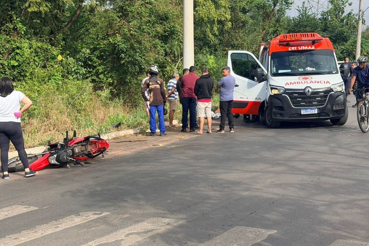 Com uma hora de diferença, duas pessoas morrem em batidas de moto contra postes em Cuiabá