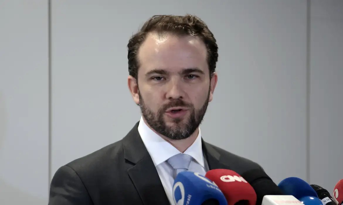Durigan defende taxação de ultrarricos em agenda do G7
