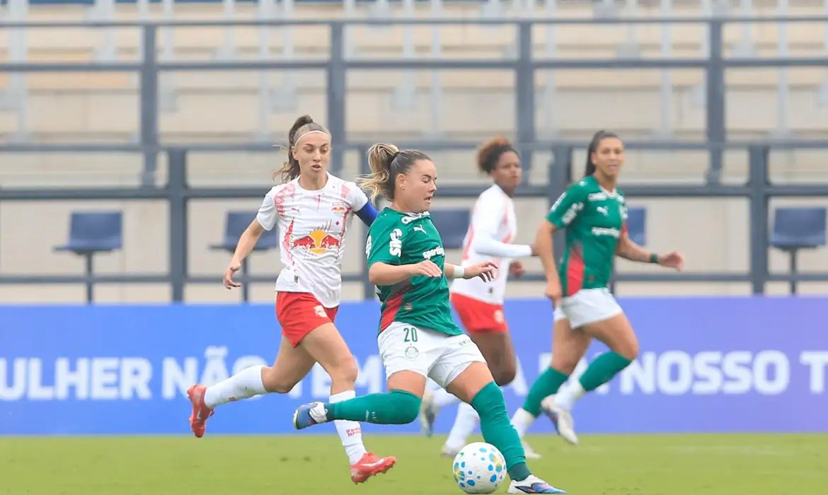 Palmeiras vence Bragantino e dorme na liderança do Brasileiro Feminino