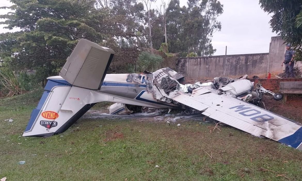 Queda de bimotor deixa dois mortos em Marília, interior de São Paulo