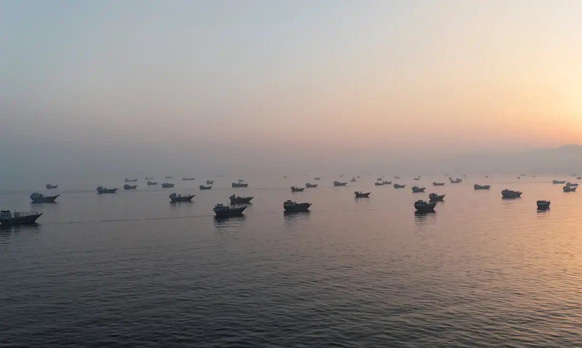 Primeiros navios-tanque atravessam estreito após acordo com Irã