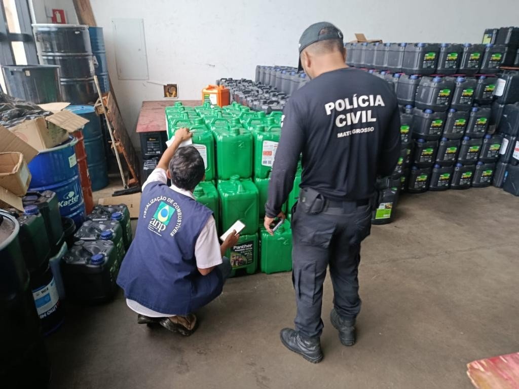 Mais de 2 mil litros de óleo de carro são apreendidos em distribuidora por suspeita de irregularidades em MT