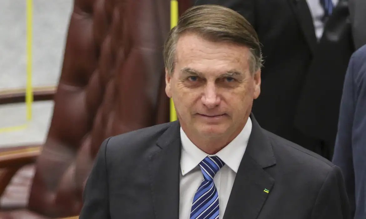 Alexandre de Moraes decide manter Bolsonaro em prisão domiciliar