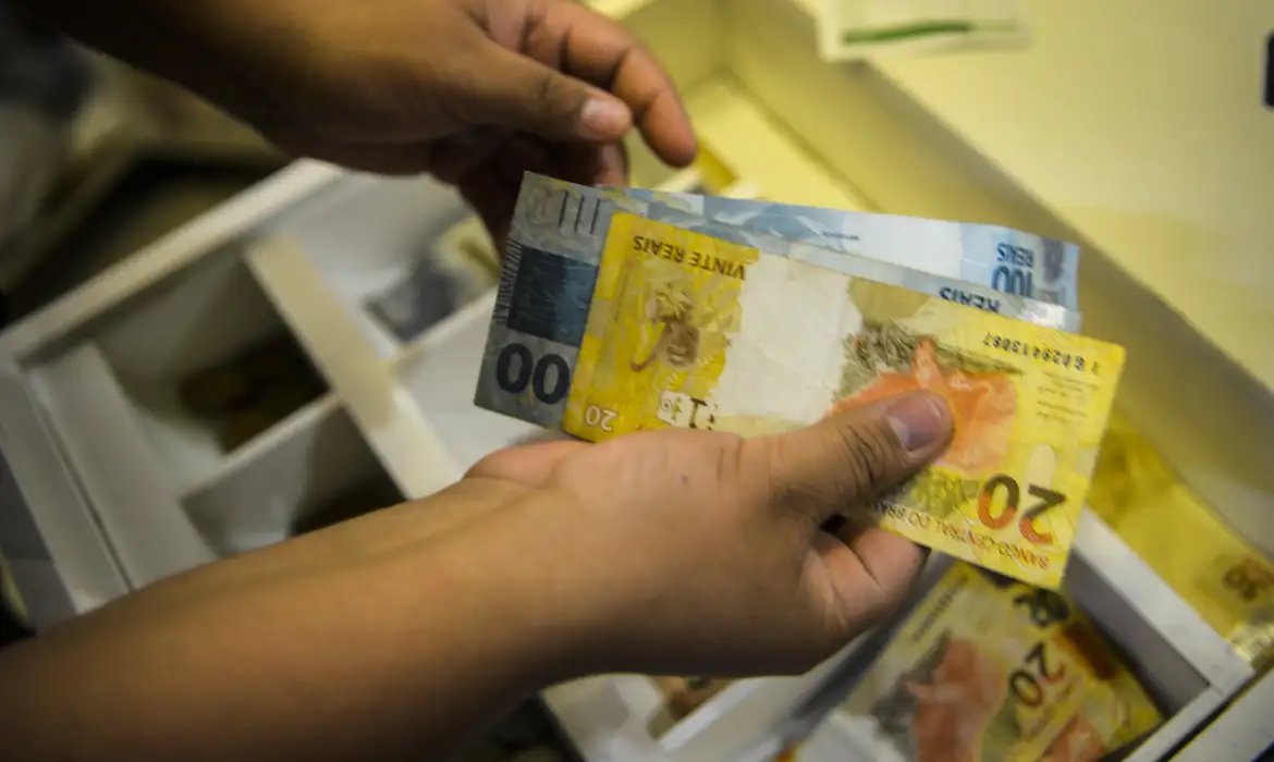 Prazo para sacar abono salarial acaba nesta segunda-feira