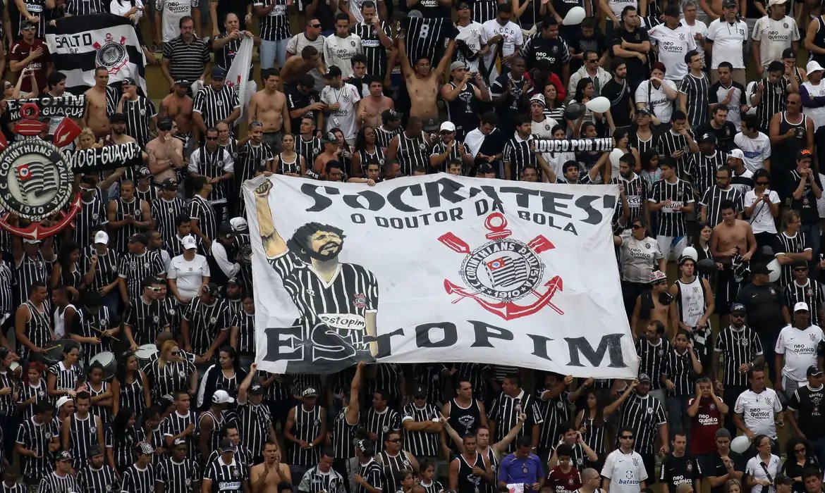 Sócrates, ídolo do Corinthians e da seleção, recebe honraria na Alesp