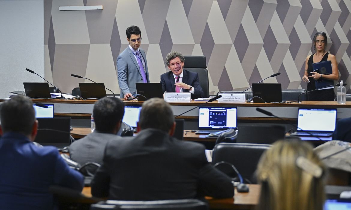 Ajustes no texto adiam votação da MP da \"taxa das blusinhas\"