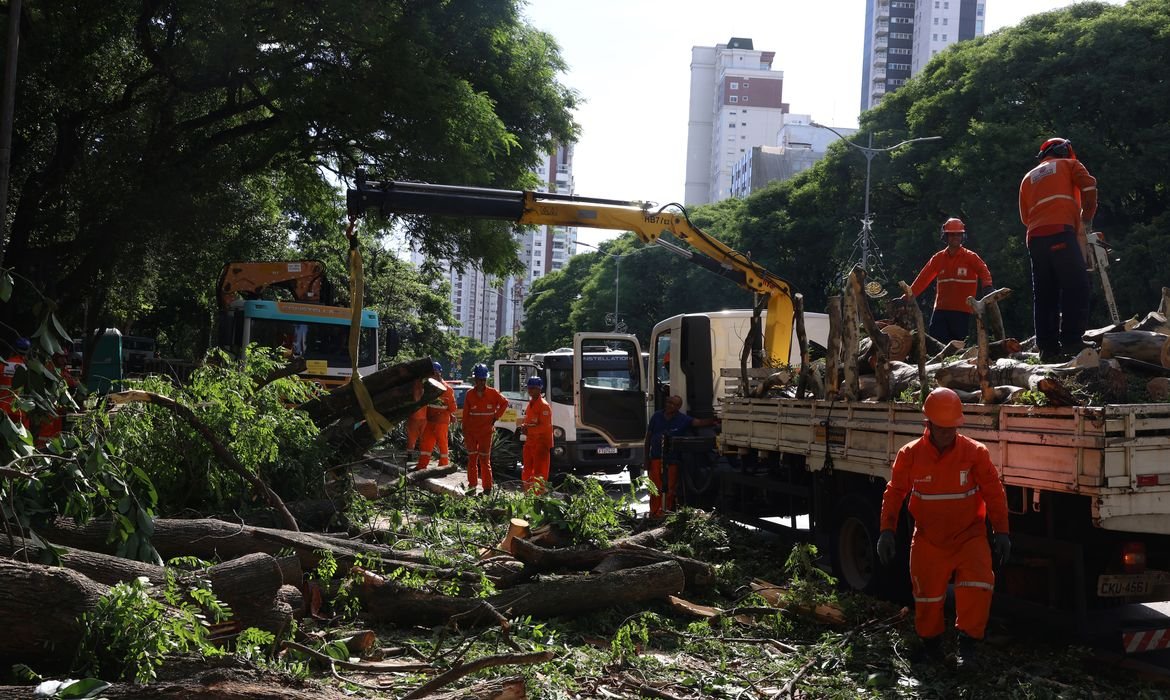Dois dias após ciclone, SP ainda tem 800 mil moradores sem energia