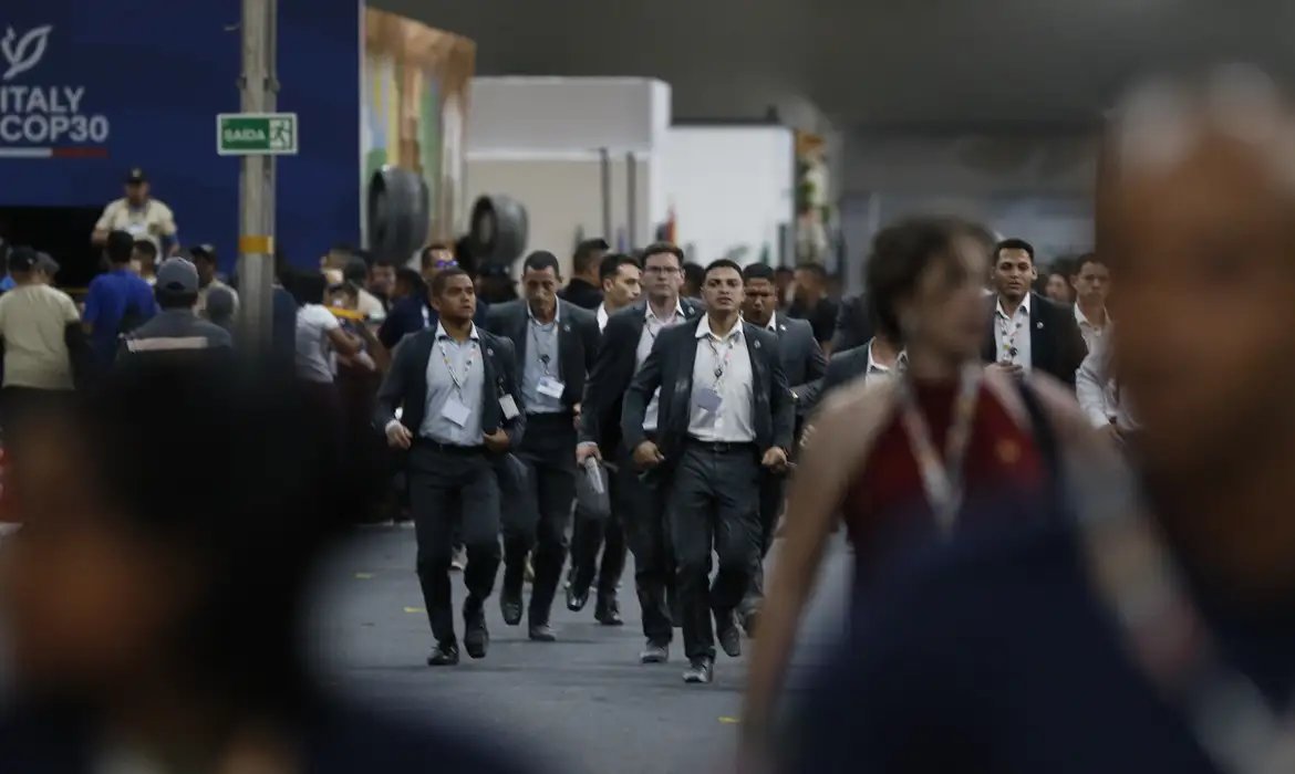 Pessoas gritando \"fire\" e correria: os relatos de voluntários da COP30