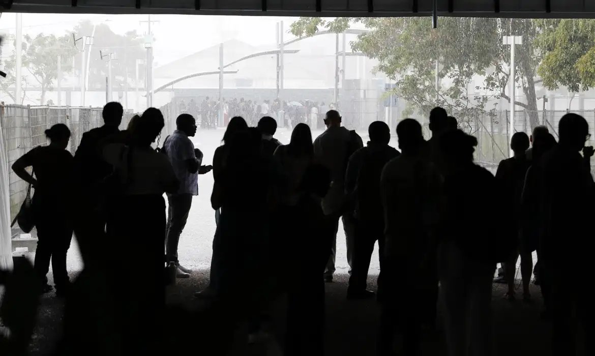 Adolescentes brasileiros participam das discussões da COP30