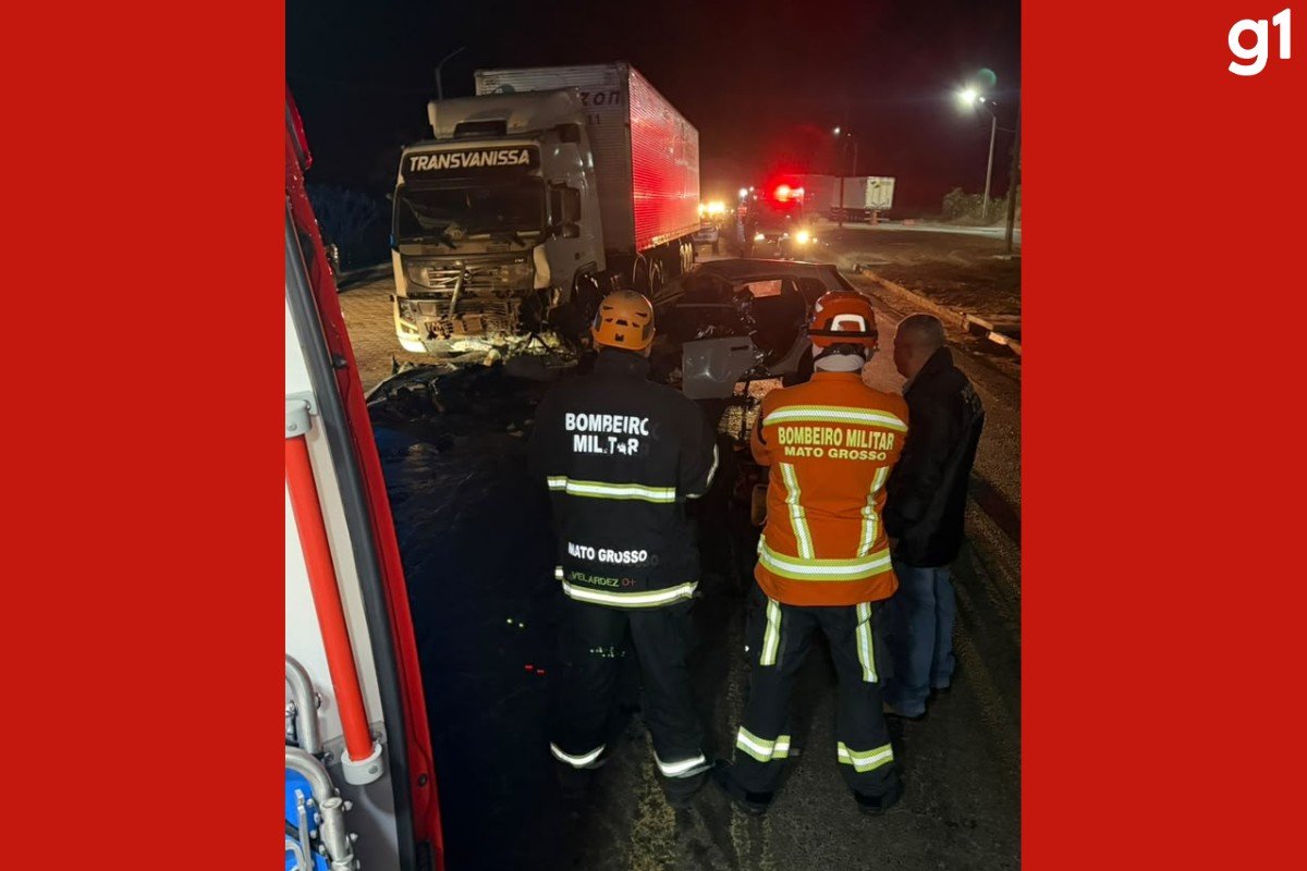 Jovem morre preso às ferragens após batida entre carro e carreta na BR-364, em MT