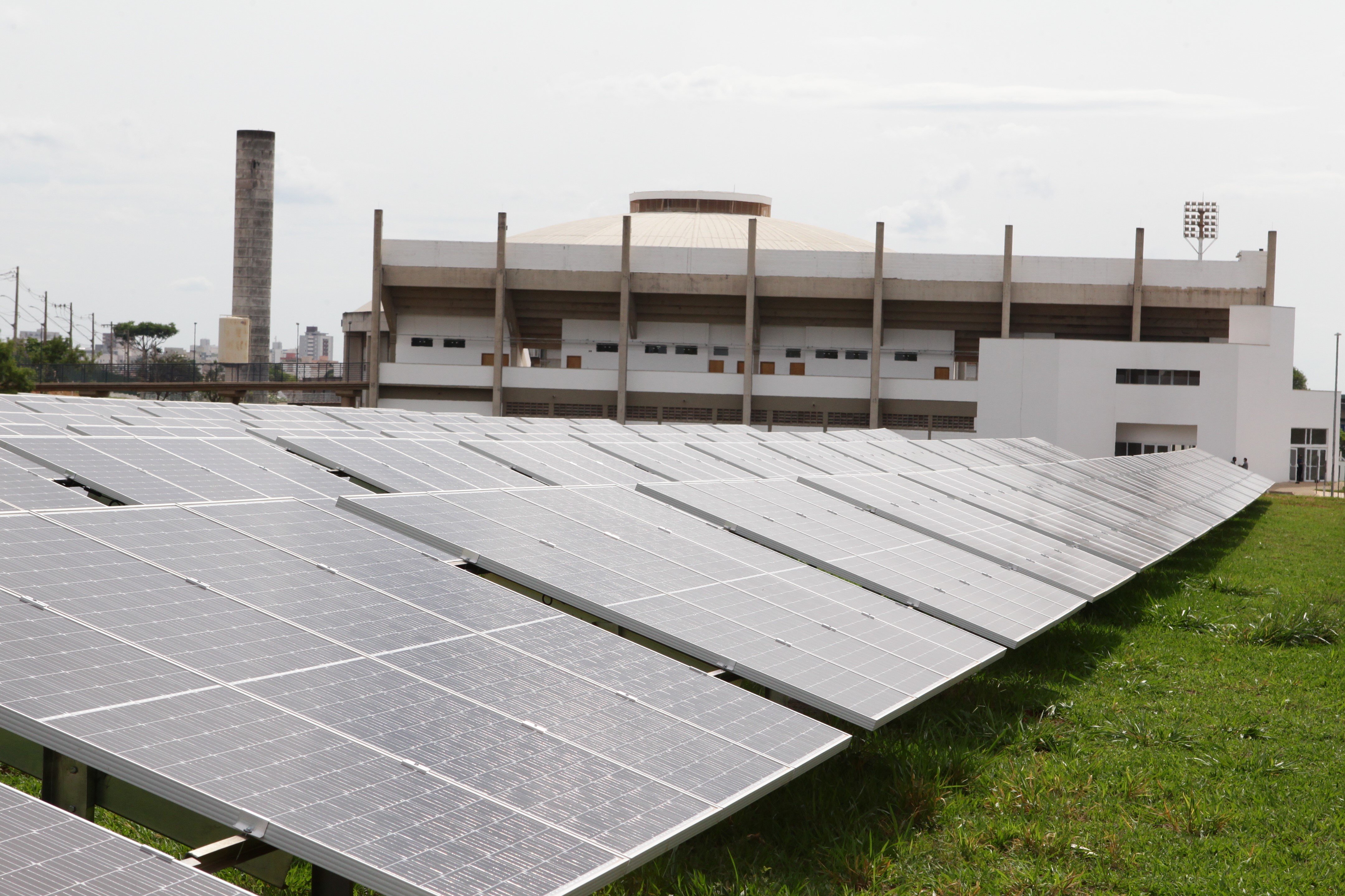 TCE suspende licitação de R$ 236 milhões para usinas solares em MT por suspeita de sobrepreço