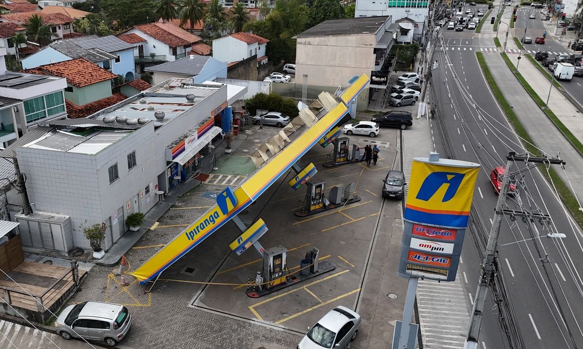 Polícia investiga morte de três eletrocutados após ventania no Rio