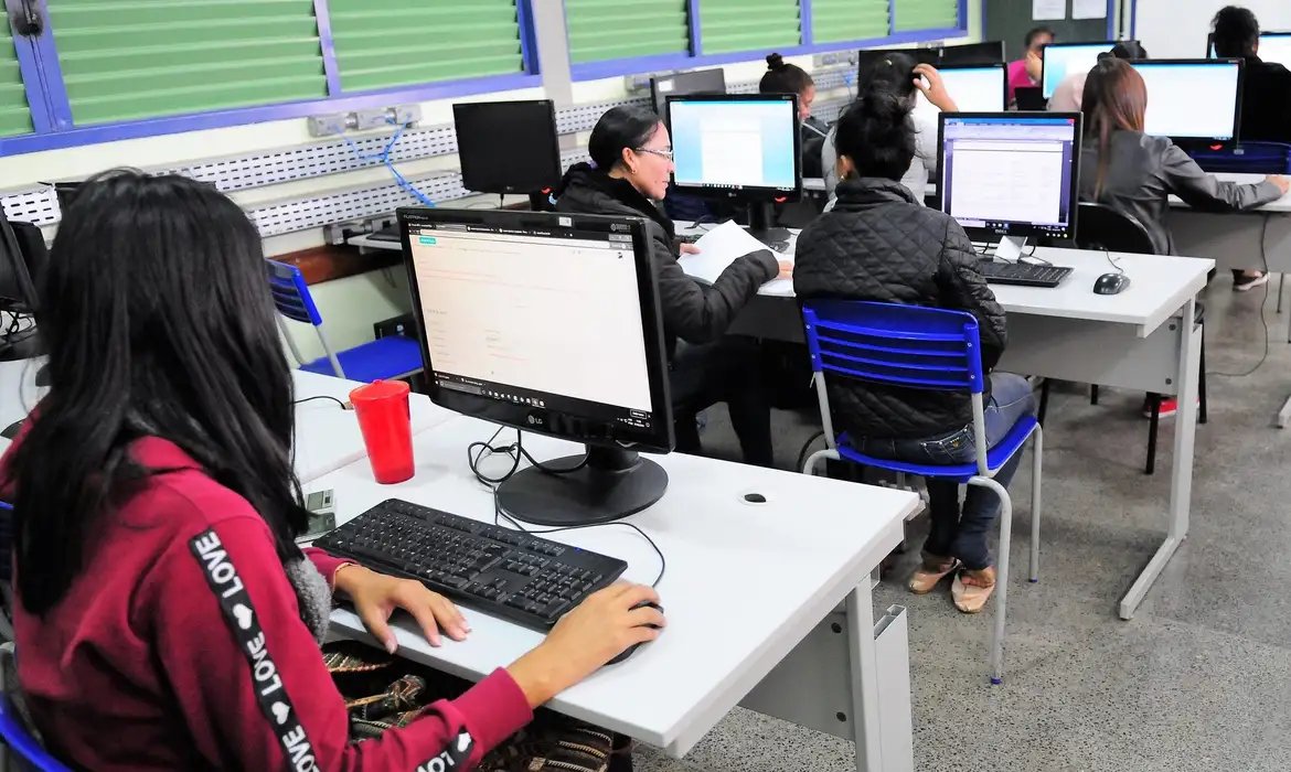 Brasil supera 100 mil escolas públicas com internet gratuita