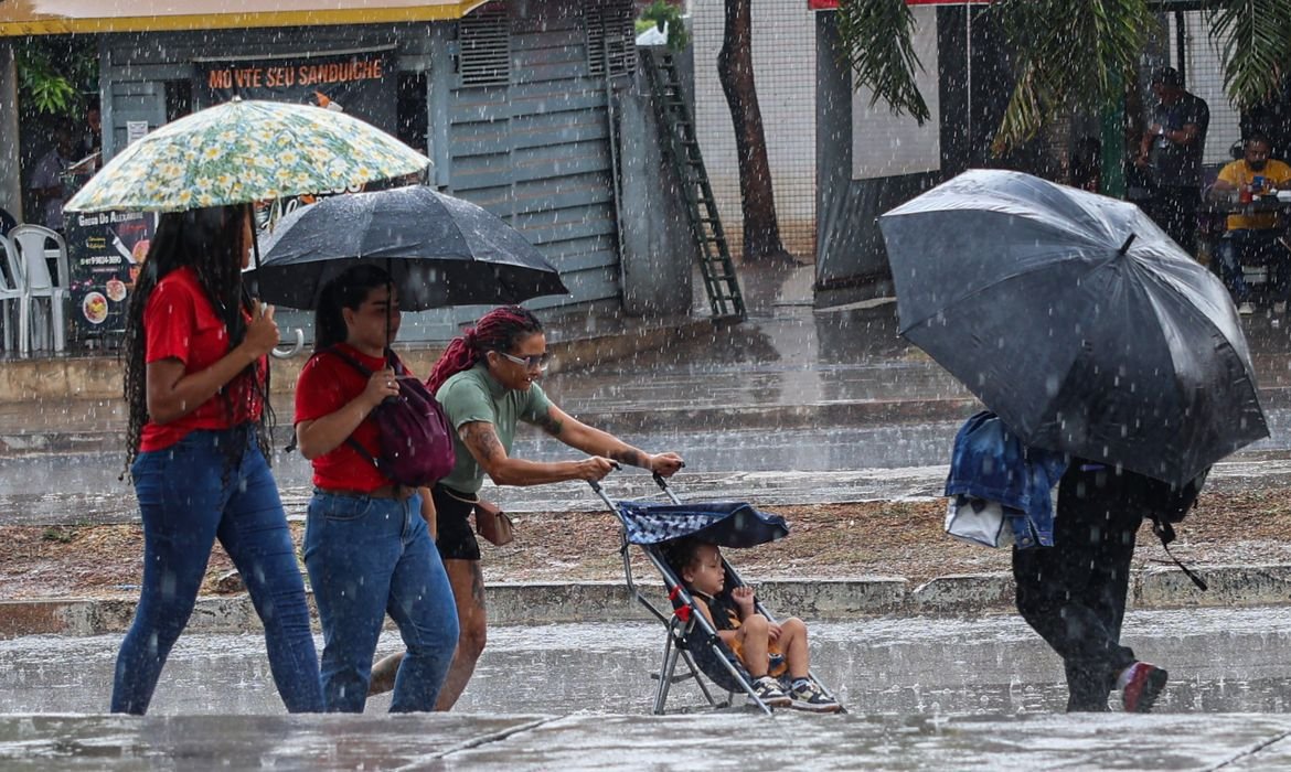 Chuvas e ventos intensos colocam algumas regiões do país em alerta